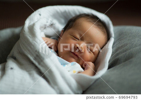 7-day-old newborn baby 69694793