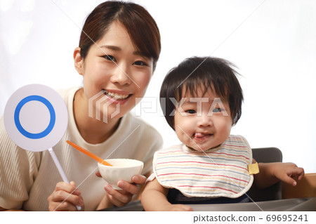 Mother with 〇 card Baby food 69695241