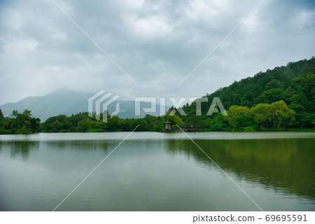 Shiga Prefecture Mishima Pond in a cloudy sky 69695591