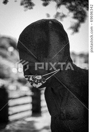 Anak statue suffering from corona Anak statue suffering from corona 69696342