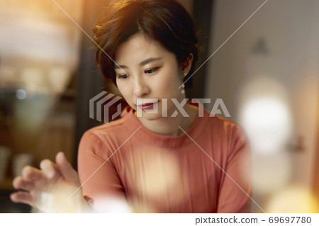Women in their twenties 69697780