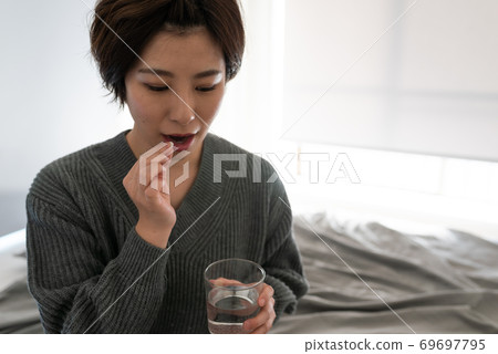 Women in their twenties 69697795