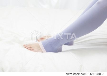 女人穿著壓力襪 69698835