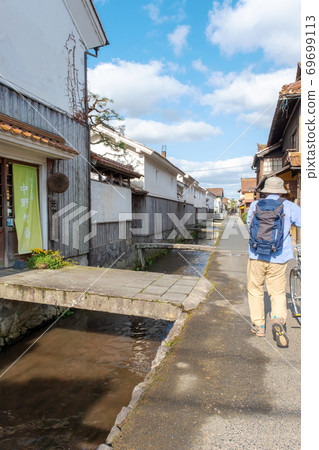 Image of white wall warehouses cycling 69699113
