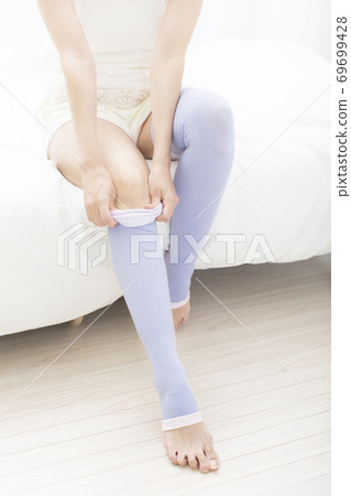 Women wearing compression tights Women wearing compression tights 69699428