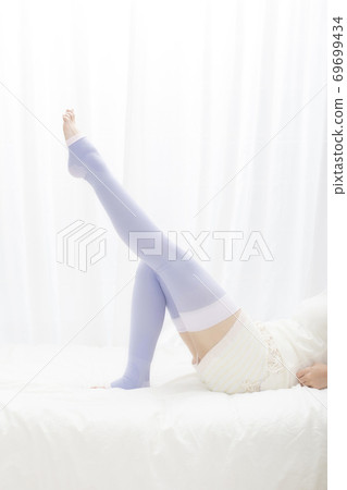 Women wearing compression tights Women wearing compression tights 69699434