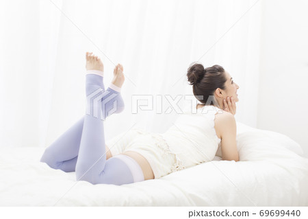 女人穿著壓縮緊身衣 69699440