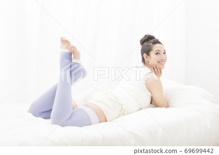 女人穿著壓縮緊身衣 69699442