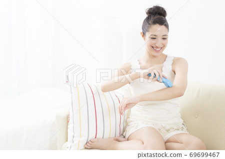 女人做多餘的頭髮處理 69699467