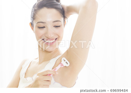 女人剃掉浪費的頭髮 女人剃掉浪費的頭髮 69699484