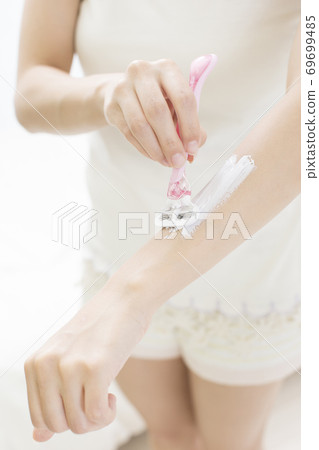 女人做多餘的頭髮處理 女人做多餘的頭髮處理 69699485