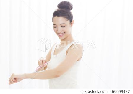 女人做多餘的頭髮處理 69699487
