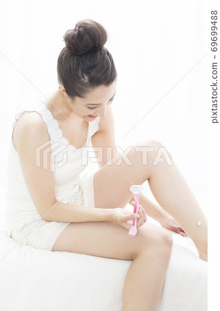 女人剃掉浪費的頭髮 女人剃掉浪費的頭髮 69699488