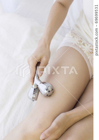 女人在做美容輥 69699531