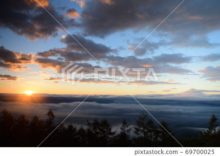 Amariyama, a fantasy world woven by the sea of clouds and the night view Amariyama, a fantasy world woven by the sea of clouds and the night view 69700025