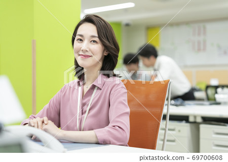 Woman working in the office Woman working in the office 69700608