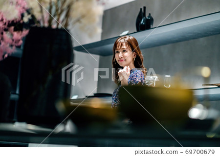 在一家豪華商店購物的年輕女子 在一家豪華商店購物的年輕女子 69700679