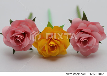 摺紙製成的玫瑰花朵 69701064