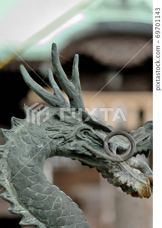 在日本山口縣下關市歷史悠久的紀富來神社的特米祖莎龍的特寫鏡頭。 在日本山口縣下關市歷史悠久的紀富來神社的特米祖莎龍的特寫鏡頭。 69701143