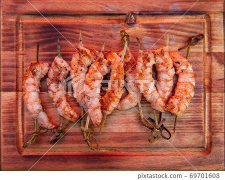 A professional cook prepares shrimps A professional cook prepares shrimps 69701608