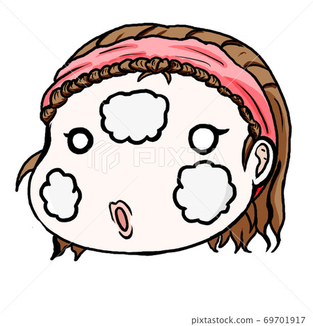 一個女人洗臉泡沫在她的臉上 69701917