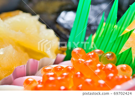 裝在一個小盒子裡的新年菜餚的特寫鏡頭 裝在一個小盒子裡的新年菜餚的特寫鏡頭 69702424