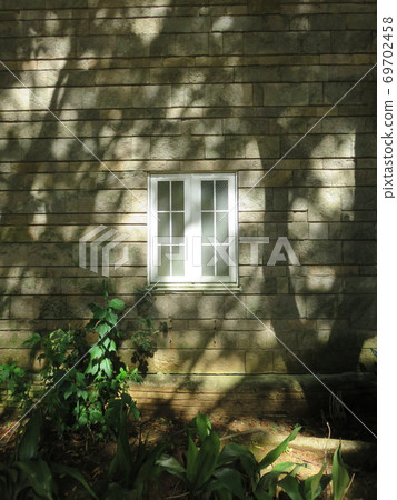 磚牆與白色的窗戶 磚牆與白色的窗戶 69702458