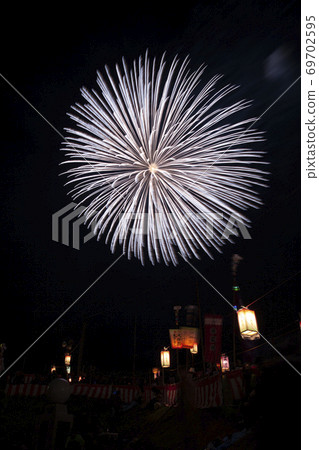 [Niigata Prefecture] Fireworks at the Katakai Festival. Asahara Shrine Autumn Festival Dedication Fireworks. 69702595