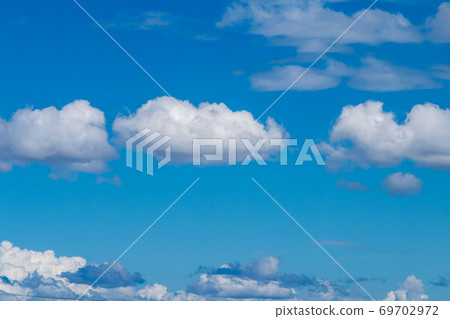 藍天和棉花雲彩 藍天和棉花雲彩 69702972