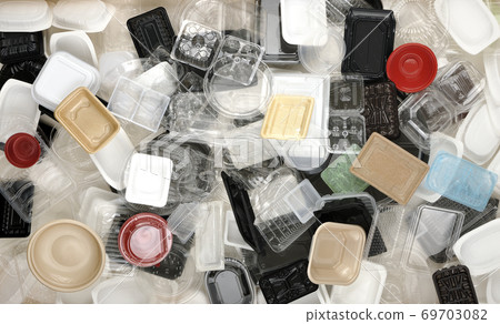 回收廢舊塑料容器和垃圾問題的圖像 69703082