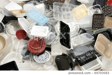 回收廢舊塑料容器和垃圾問題的圖像 69703083