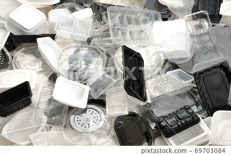 回收廢舊塑料容器和垃圾問題的圖像 69703084