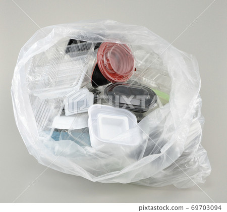 用過的塑料容器放在垃圾袋中 用過的塑料容器放在垃圾袋中 69703094