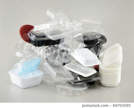 回收廢舊塑料容器和垃圾問題的圖像 69703095