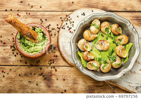 Bourgogne escargot snails 69707256