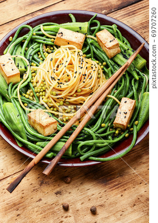 Oriental vegetable salad with pasta 69707260