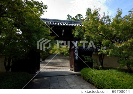 The main gate of Komyoji Temple in autumn in Kyoto The main gate of Komyoji Temple in autumn in Kyoto 69708044
