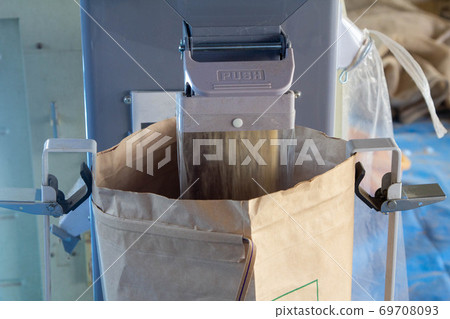 Rice hulling work 3 Rice hulling work 3 69708093