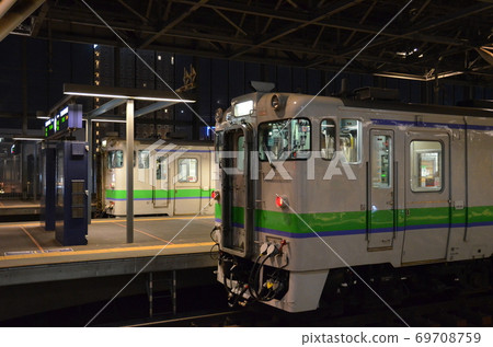 晚上在旭川站排隊的Kiha 40柴油車， 69708759