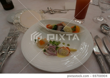 婚禮賓客餐桌餐,奧馬爾蝦和時令魚二重奏 婚禮賓客餐桌餐,奧馬爾蝦和時令魚二重奏 69708904