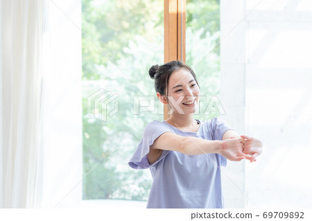 Women stretching 69709892