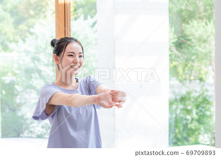 女人伸展 69709893