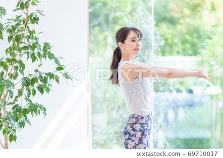 Women stretching 69710017