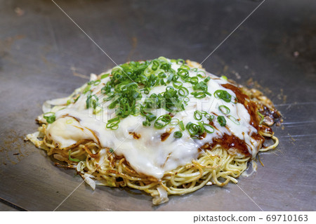 Hiroshima style okonomiyaki 69710163