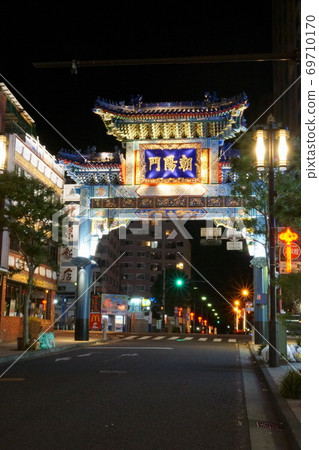 橫濱唐人街的照明的早晨門 69710170