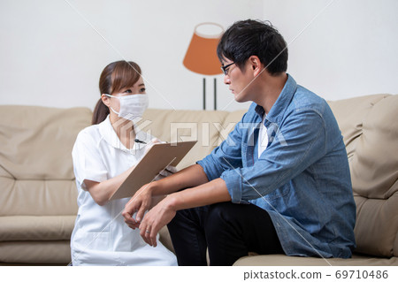 Nurses and patients fill out questionnaires Nurses and patients fill out questionnaires 69710486