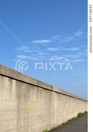 Tall and long wall Tall and long wall 69710642