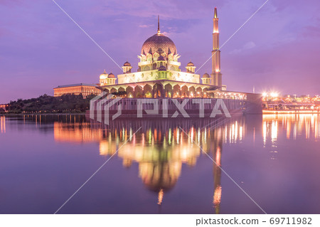 在馬來西亞的普特拉清真寺的夜景 在馬來西亞的普特拉清真寺的夜景 69711982