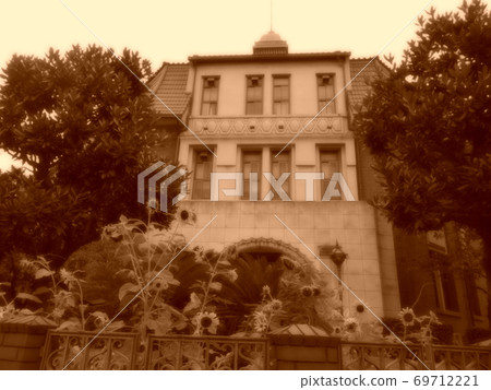 Good old building 69712221