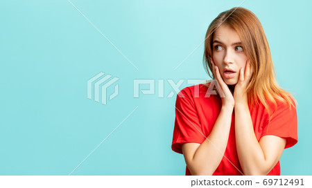 overwhelmed woman disturbing information confused overwhelmed woman disturbing information confused 69712491